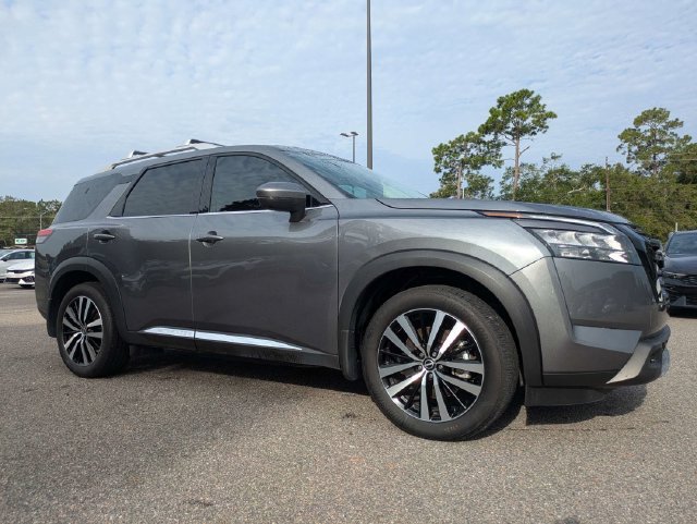 Used 2025 Nissan Pathfinder Platinum w/ Black Appearance Package FWD image 2