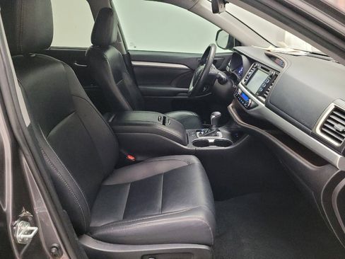 Used 2019 Toyota Highlander XLE image 21