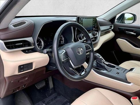Used 2020 Toyota Highlander XLE FWD image 14