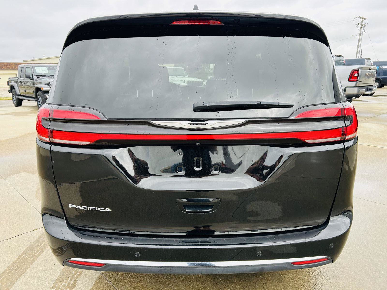 Used 2025 Chrysler Pacifica Select FWD image 38