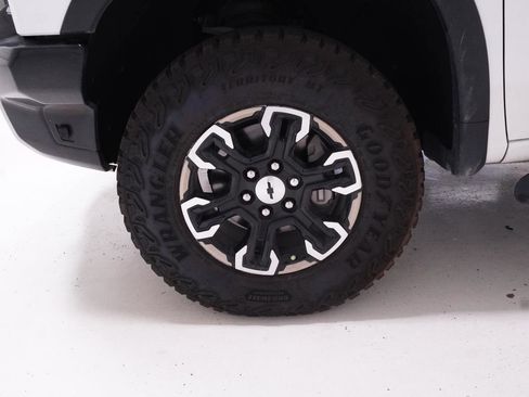 Used 2024 Chevrolet Silverado 1500 ZR2 w/ Technology Package AWD/4WD image 9