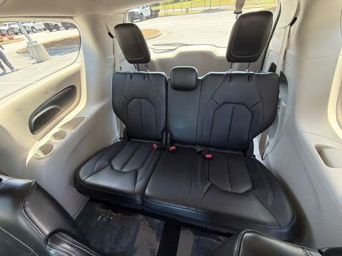 Used 2023 Chrysler Pacifica Touring-L FWD image 21