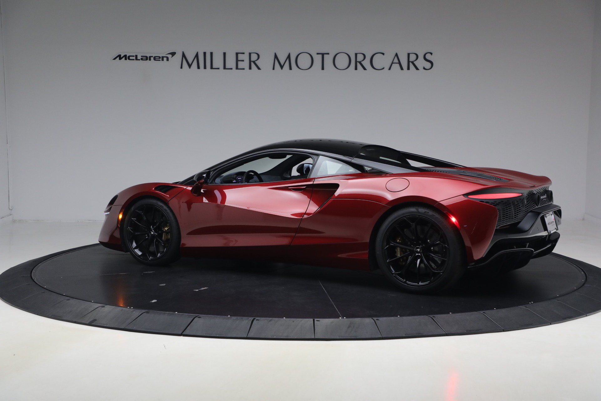 Used 2023 McLaren Artura RWD image 4