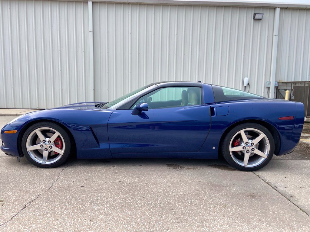 Used 2005 Chevrolet Corvette Coupe w/ Preferred Equipment Group RWD image 2