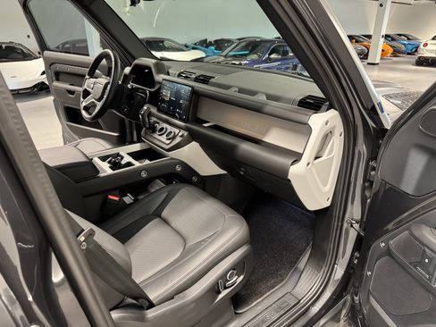 Used 2025 Land Rover Defender 130 X-Dynamic SE AWD/4WD image 21