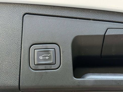 Used 2025 Cadillac XT4 Premium Luxury FWD image 18