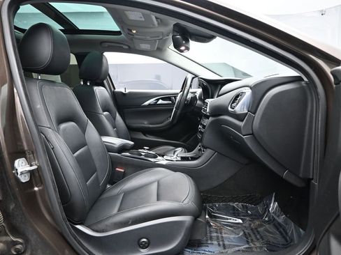 Used 2017 INFINITI QX30 Premium w/ Technology Package image 32