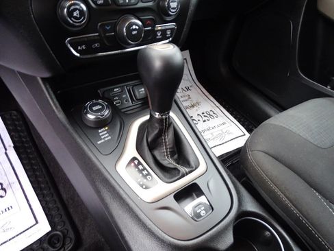 Used 2017 Jeep Cherokee Latitude w/ Cold Weather Group image 28