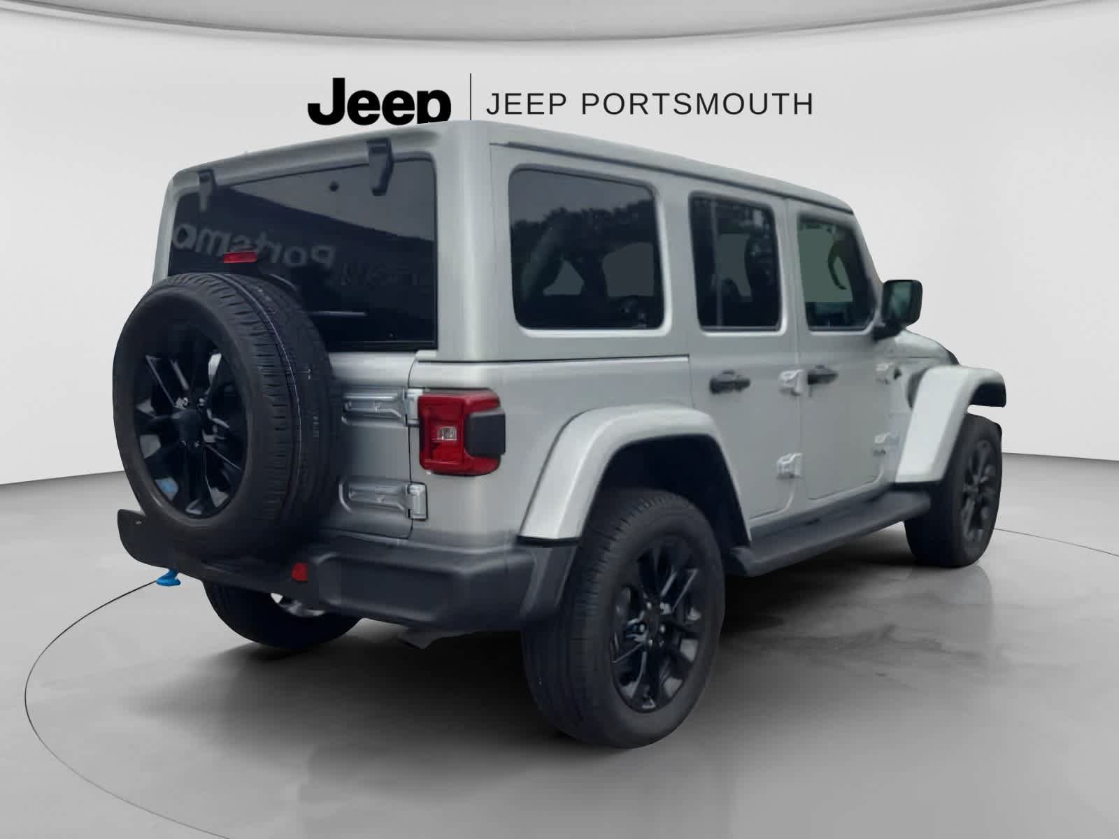 Used 2023 Jeep Wrangler Unlimited Sahara w/ Cold Weather Group AWD/4WD image 9