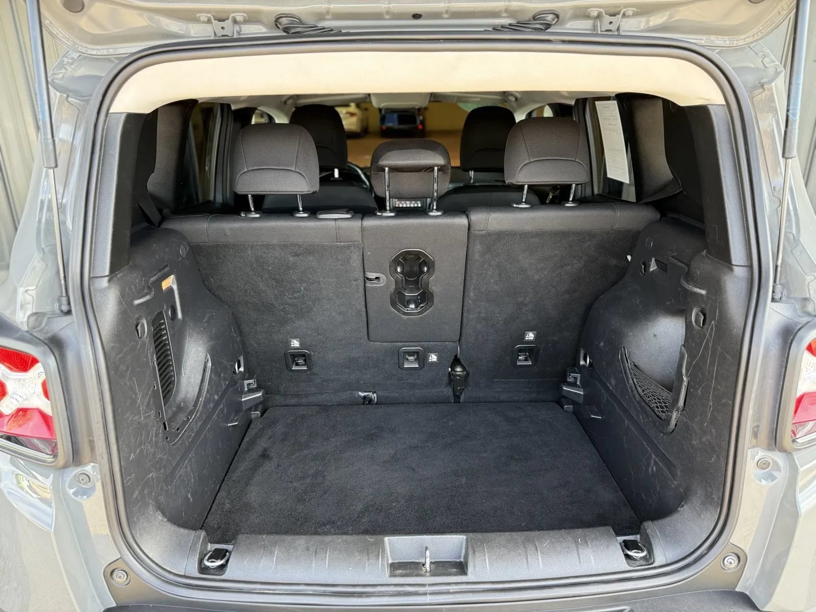 Used 2020 Jeep Renegade Altitude AWD/4WD image 16