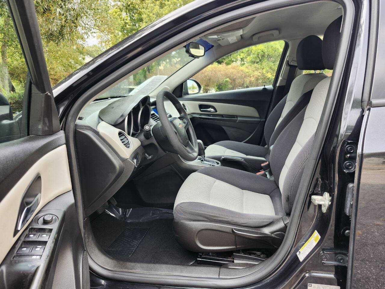 Used 2014 Chevrolet Cruze LS FWD image 4