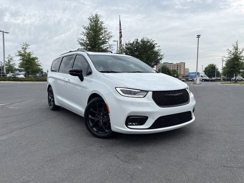 Used 2023 Chrysler Pacifica Limited w/ Uconnect Theater Family Group FWD image 2