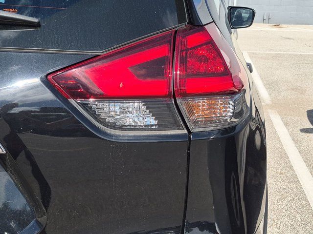 Used 2018 Nissan Rogue S AWD/4WD image 10