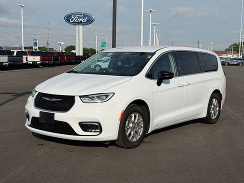 Used 2024 Chrysler Pacifica Touring-L FWD image 1