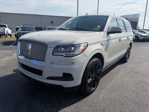 Used 2022 Lincoln Navigator L Reserve RWD image 2