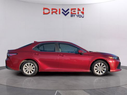 Used 2020 Toyota Camry LE image 7