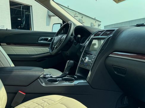 Used 2018 Ford Explorer Platinum AWD/4WD image 14