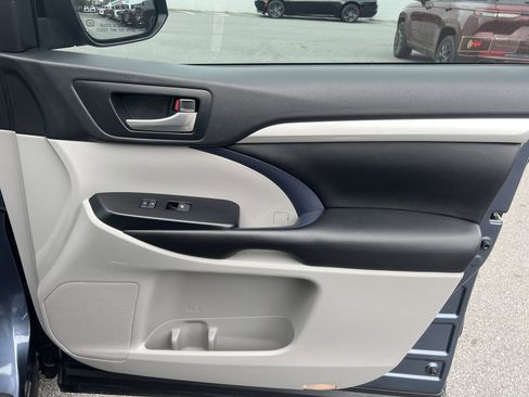 Used 2019 Toyota Highlander XLE image 19