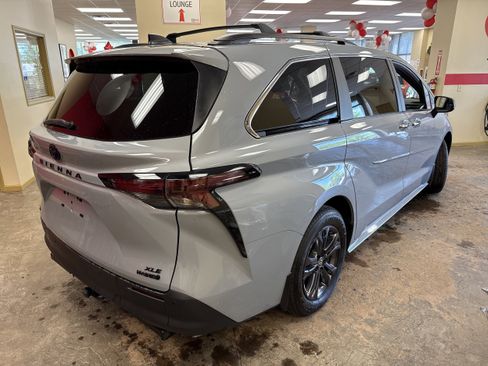 Used 2024 Toyota Sienna XLE Woodland Edition AWD/4WD image 12