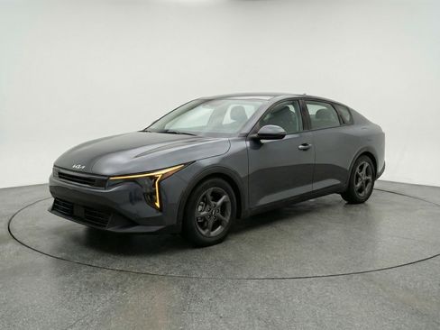 Used 2025 Kia K4 LXS image 3