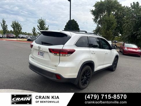 Used 2019 Toyota Highlander SE FWD image 6
