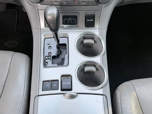 Used 2013 Toyota Highlander SE FWD image 19