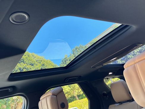 Used 2024 Land Rover Discovery Dynamic SE image 15