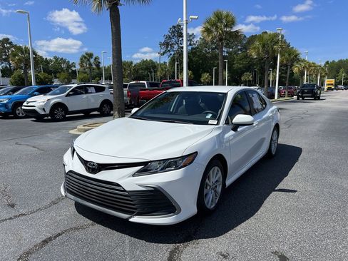 Used 2022 Toyota Camry LE FWD image 5