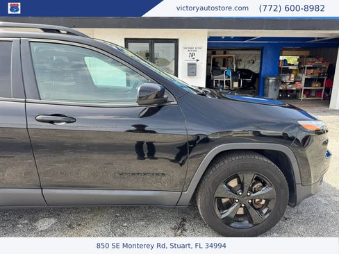Used 2018 Jeep Cherokee Latitude w/ Altitude Package AWD/4WD image 12