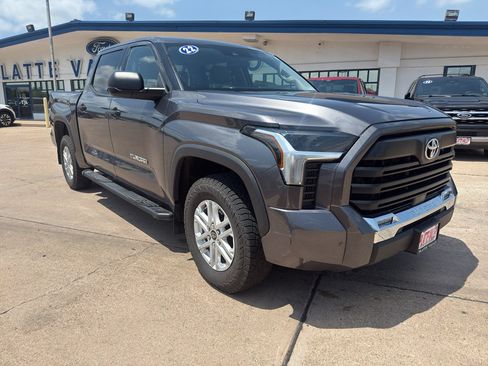 Used 2022 Toyota Tundra SR5 AWD/4WD image 4