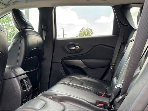 Used 2019 Jeep Cherokee Limited FWD image 15