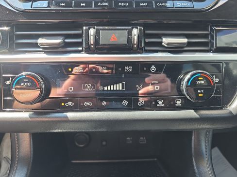 Used 2023 Nissan Pathfinder SL w/ Lighting Package (N92) FWD image 29