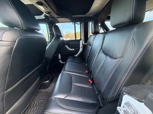 Used 2017 Jeep Wrangler Unlimited Sahara w/ Connectivity Group image 12