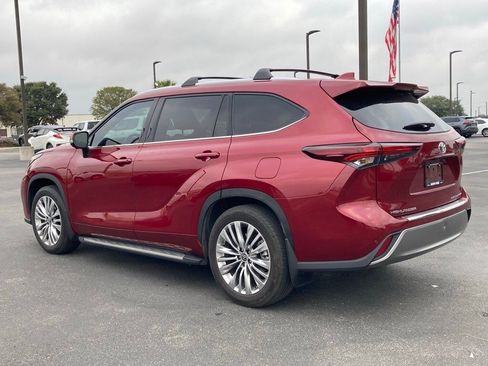 Used 2024 Toyota Highlander Platinum image 7