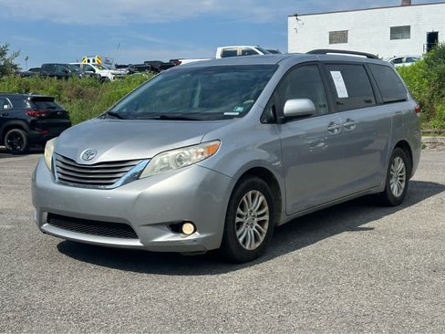 Used 2012 Toyota Sienna XLE FWD image 2
