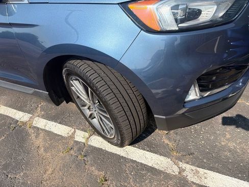 Used 2019 Ford Edge Titanium FWD image 3
