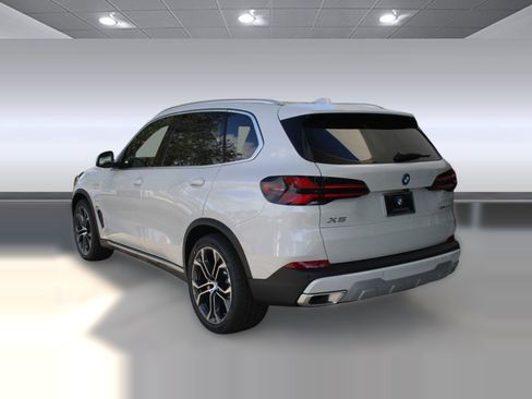 New 2026 BMW X5 xDrive50e image 3
