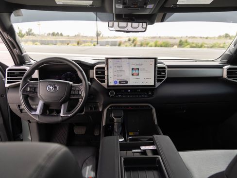 Used 2025 Toyota Tundra Limited AWD/4WD image 34