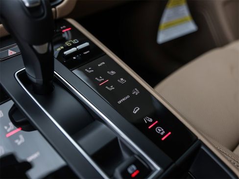 Used 2025 Porsche Macan image 27