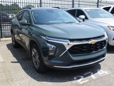 Used 2025 Chevrolet Trax LT FWD image 3