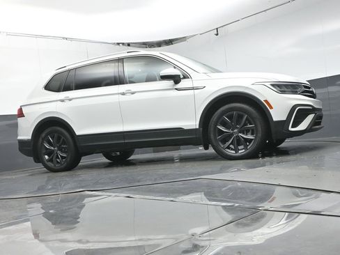 Used 2022 Volkswagen Tiguan SE image 32