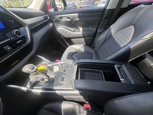 Used 2023 Toyota Highlander XLE FWD image 25