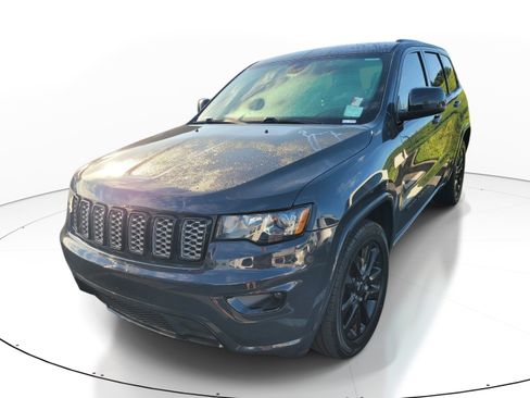 Used 2018 Jeep Grand Cherokee Altitude RWD image 2