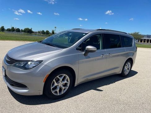 Used 2018 Chrysler Pacifica Touring w/ Tire & Wheel Group FWD image 6