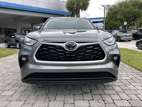 Used 2025 Toyota Highlander XLE FWD image 19