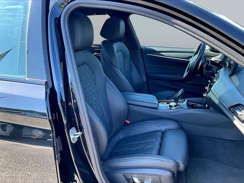Used 2022 BMW 530i w/ Executive Package RWD image 9