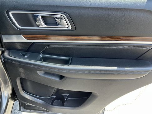 Used 2017 Ford Explorer Limited FWD image 31
