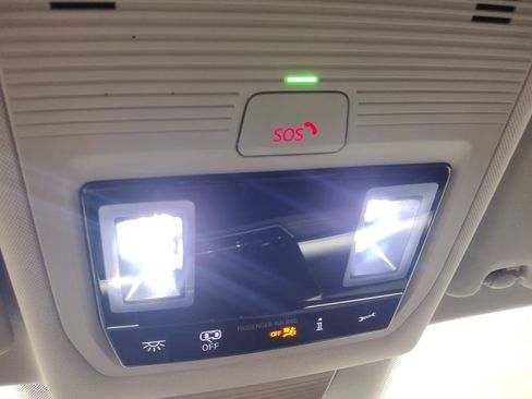 Used 2025 Volkswagen Tiguan SE FWD image 28