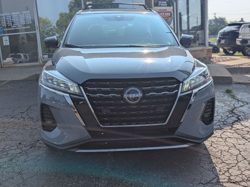 Used 2023 Nissan Kicks SR w/ Exterior Package FWD image 2