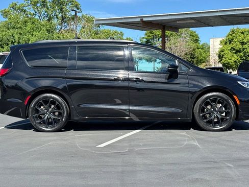 Used 2025 Chrysler Pacifica Limited FWD image 10